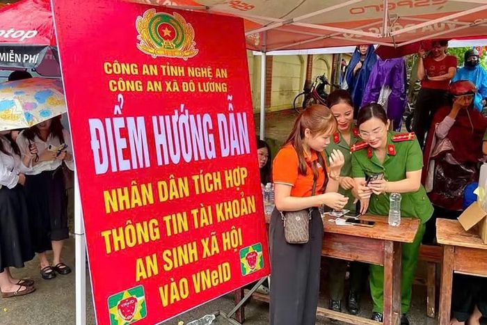 Công an hỗ trợ phụ huynh tích hợp thông tin an sinh xã hội vào ứng dụng VNeID.