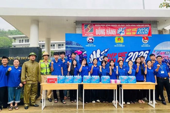 Đoàn viên, thanh niên tình nguyện tại Điểm thi Trường THPT Kỳ Sơn.