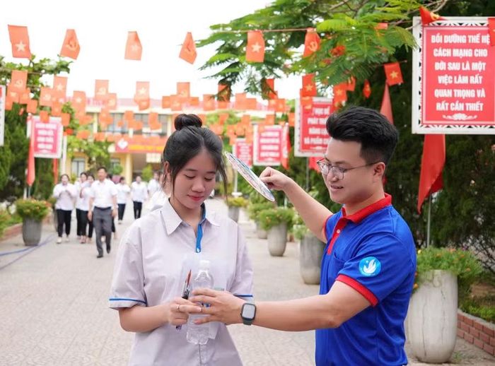 Thầy Hồ Đức Trung, giáo viên môn Toán (Trường THPT Ngô Quyền) đồng hành cùng sĩ tử trong mùa thi.