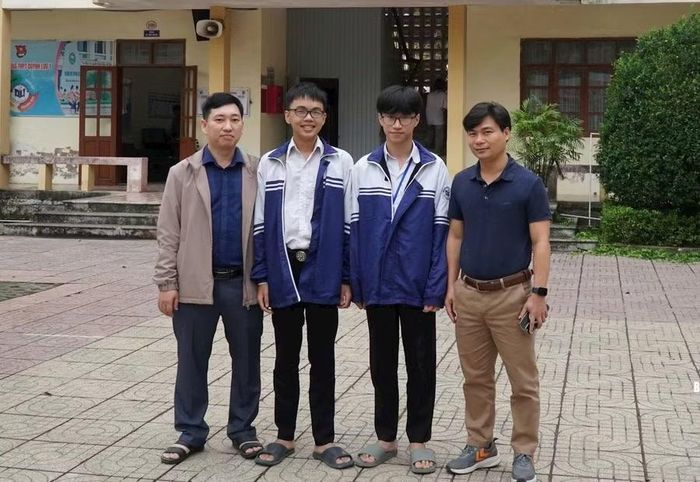 Thầy Trần Ngọc Minh (ngoài cùng bên trái) - giáo viên Toán, Trường THPT Quỳnh Lưu 1, Nghệ An cùng học sinh và đồng nghiệp.