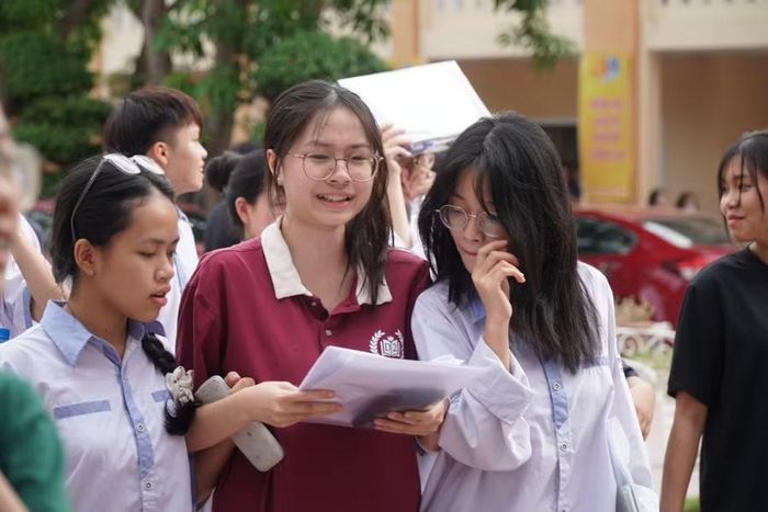 Thí sinh Nghệ An trao đổi bài sau buổi thi môn Toán.