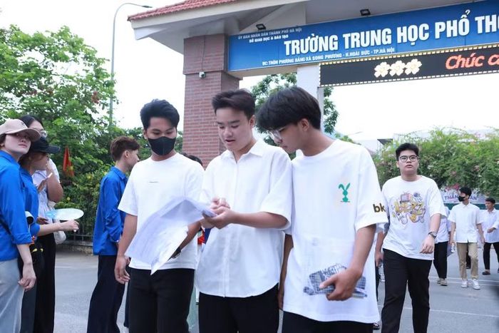 Thí sinh sau giờ thi Toán tại Trường THPT Hoài Đức C, xã Sơn Đồng, Hà Nội chiều 11/6. Ảnh: Đình Tuệ.