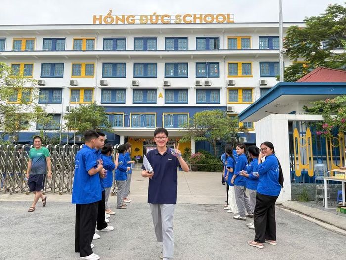 Học sinh hoàn thành bài thi môn Toán.
