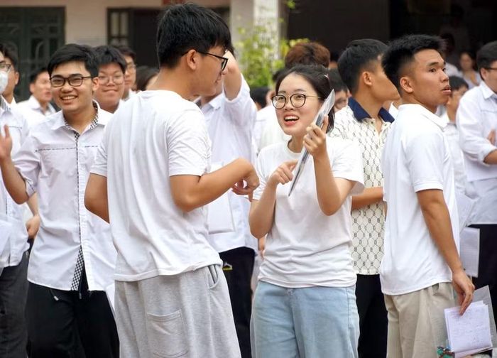 Thí sinh tự tin rời phòng thi môn Toán.