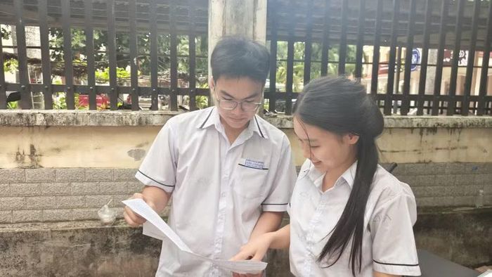Hồng Hải và Phi Hùng trao đổi đề thi môn Toán. (Ảnh: Thế Hùng)
