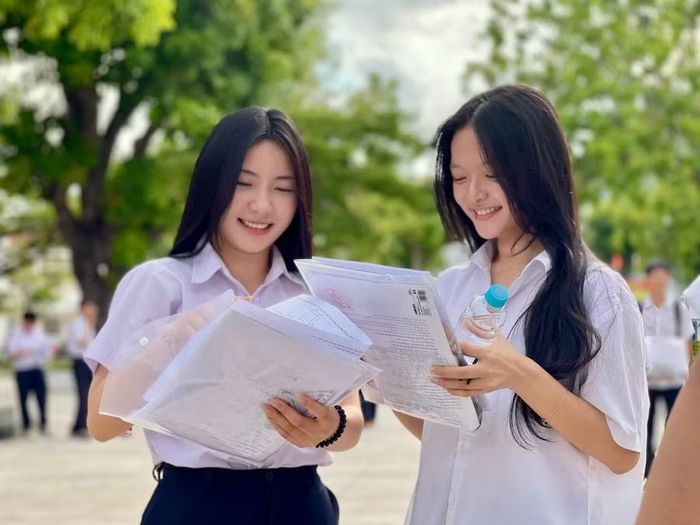 Thí sinh Gia Lai tự tin, rạng ngời kết thúc môn thi Toán.