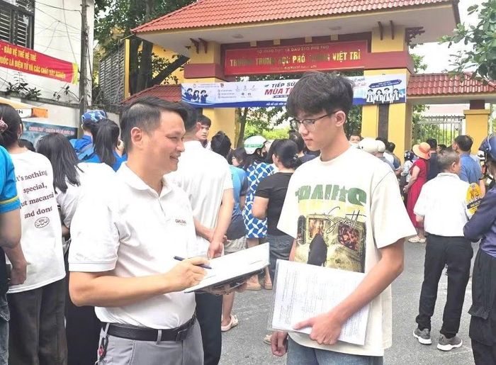 Thí sinh Cao Nam Sáng (bên phải) trao đổi với phóng viên Báo Giáo dục và Thời đại sau khi kết thúc môn thi Toán.