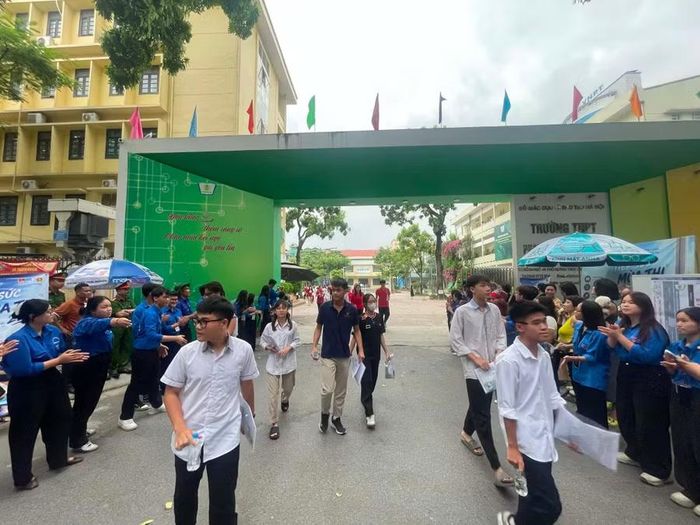 Thí sinh hào hứng rời khỏi phòng thi.