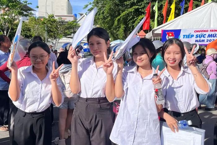 Thí sinh An Giang phấn khởi sau khi hoàn thành phần thi môn Toán.