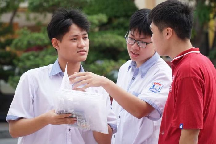 Thí sinh trao đổi bài sau buổi thi môn Toán.
