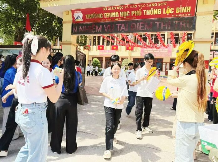 Thí sinh phấn khởi sau khi hoàn thành bài thi.