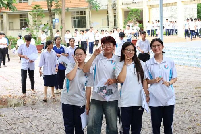 Thí sinh vui vẻ rời khỏi phòng thi.