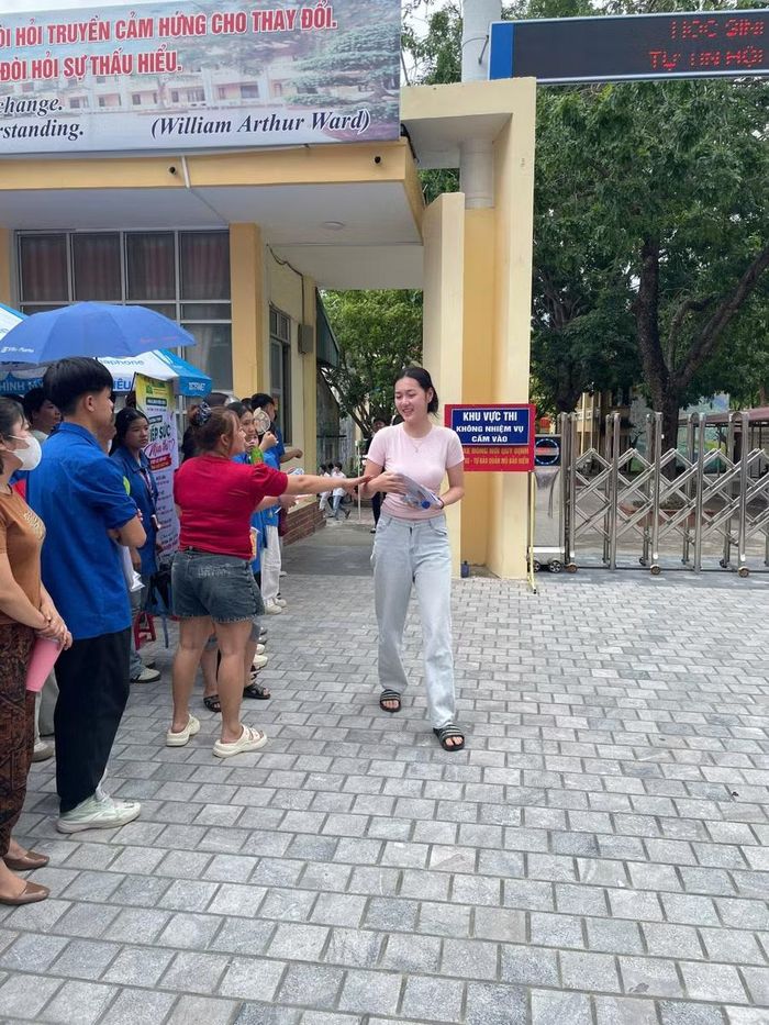 Thí sinh tại Điểm thi Trường THPT Điện Biên Phủ rời phòng thi với tâm lý thoải mái.