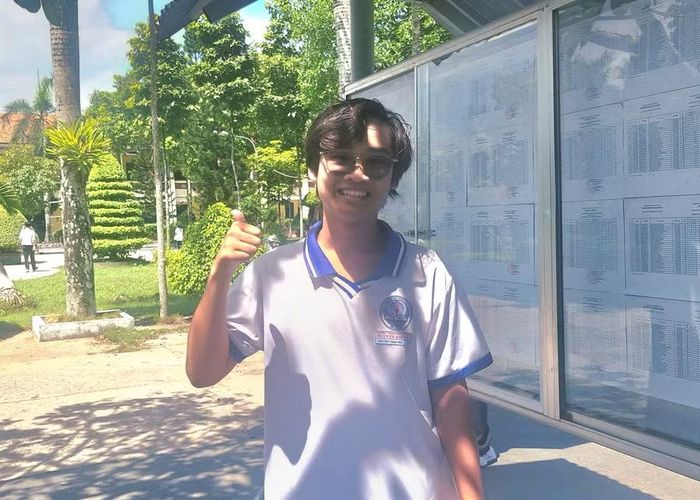 Em Nguyễn Thanh Nhã phấn khởi rời phòng thi. Ảnh: Trọng Nhân.