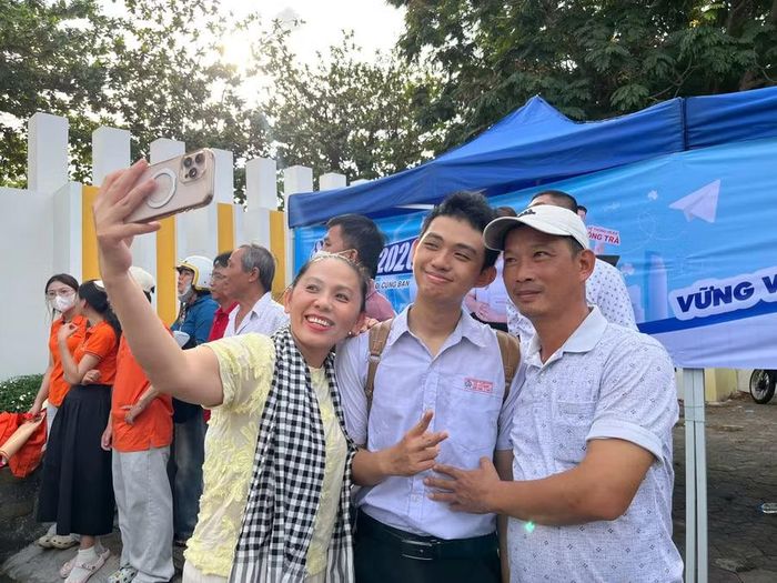 Em Phạm Viết Tâm vui vẻ cùng ba mẹ sau khi hoàn thành ngày thi đầu tiên rất suôn sẻ.