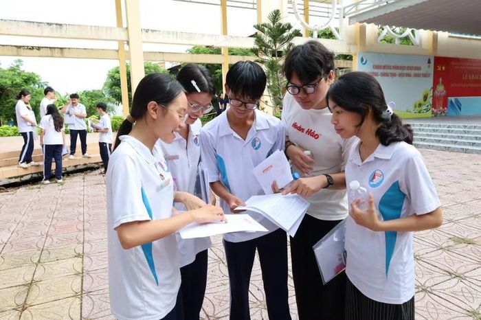 Thí sinh thảo luận đề thi.