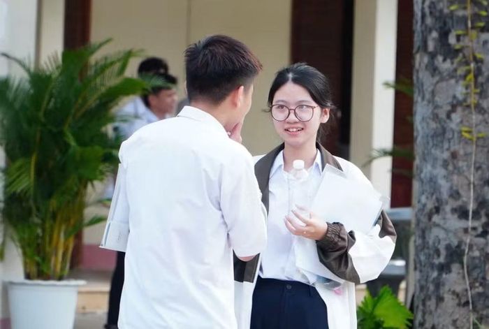 Sĩ tử trao đổi về bài thi sau khi kết thúc ngày thi đầu tiên.
