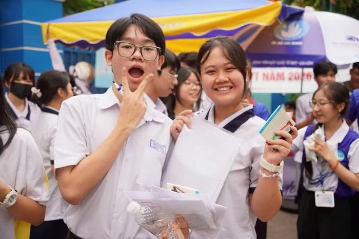 Thí sinh TPHCM hào hứng sau thi môn Toán. Ảnh: Trung Trí.