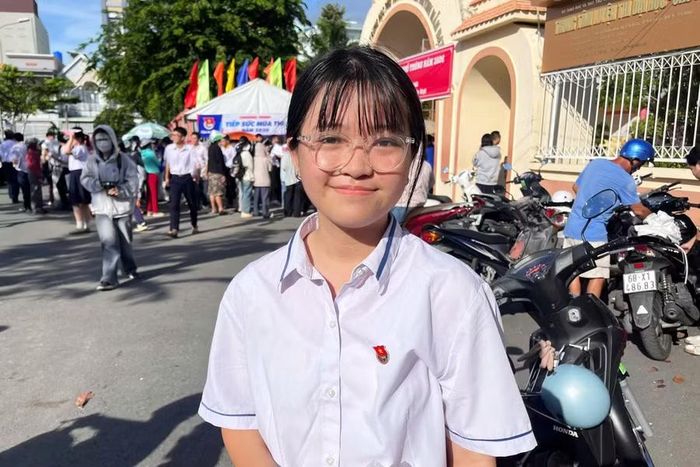 Thí sinh Ánh Dương tại Điểm thi Trường THPT chuyên Huỳnh Mẫn Đạt.