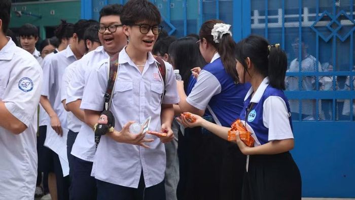 Tâm trạng phấn khởi của thí sinh sau kết thúc hai môn thi. Ảnh: Trung Trí.