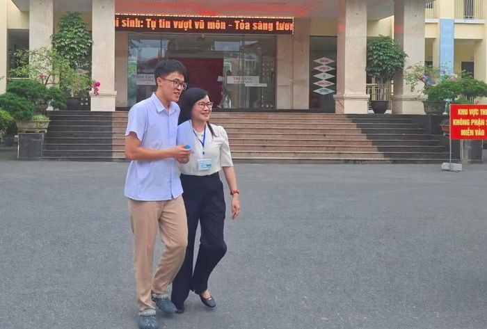 Niềm vui của cô Phạm Thị Tuyết Thanh, Hiệu trưởng Trường THPT Lào Cai khi đón thí sinh đầu tiên rời phòng thi.