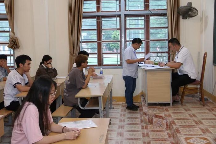 Các thí sinh bước vào thi môn Toán.