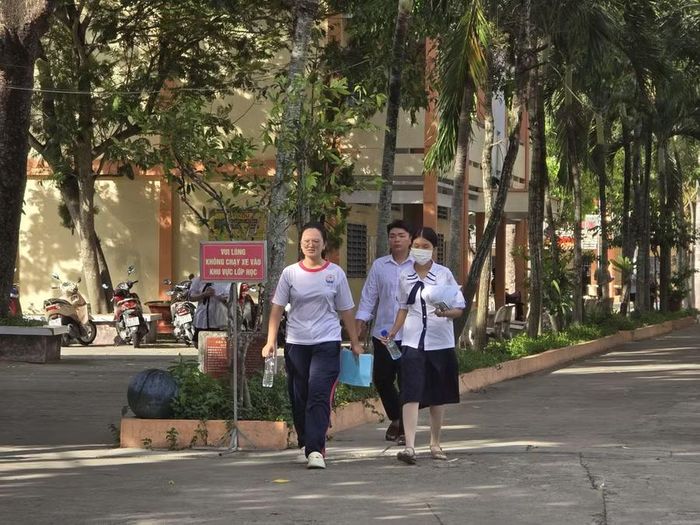 Những sĩ tử tại Điểm thi Trường THPT Vĩnh Long sau thi môn Toán.