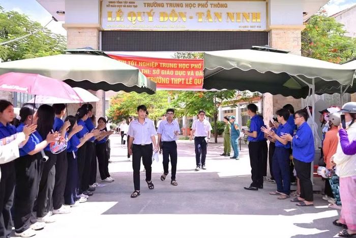Nhiều phụ huynh ngóng trông con ngoài cổng trường.