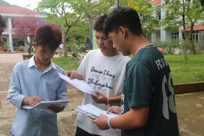 Các thí sinh tại Điểm thi Trường THPT Quyết Thắng trao đổi kết quả làm bài thi môn Toán.