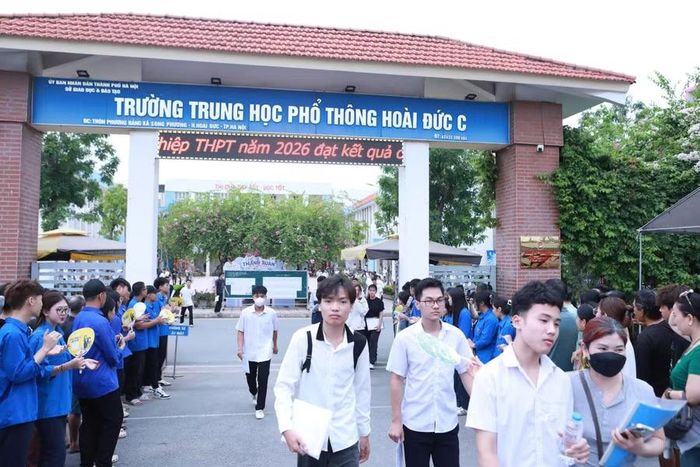 Các thí sinh sau giờ thi Toán chiều 11/6 tại Trường THPT Hoài Đức C. Ảnh: Đình Tuệ.