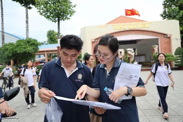 Thí sinh trao đổi bài khi hoàn thành môn Toán.