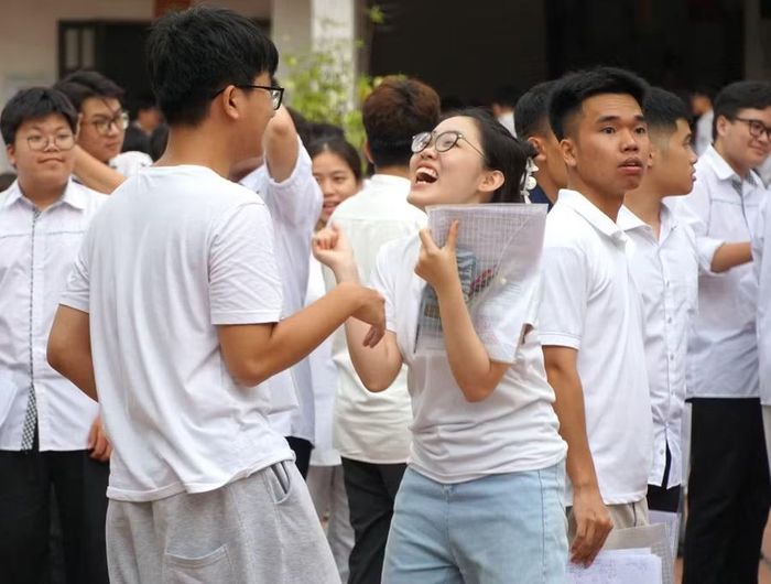 Thí sinh rời phòng thi với nụ cười rạng rỡ.