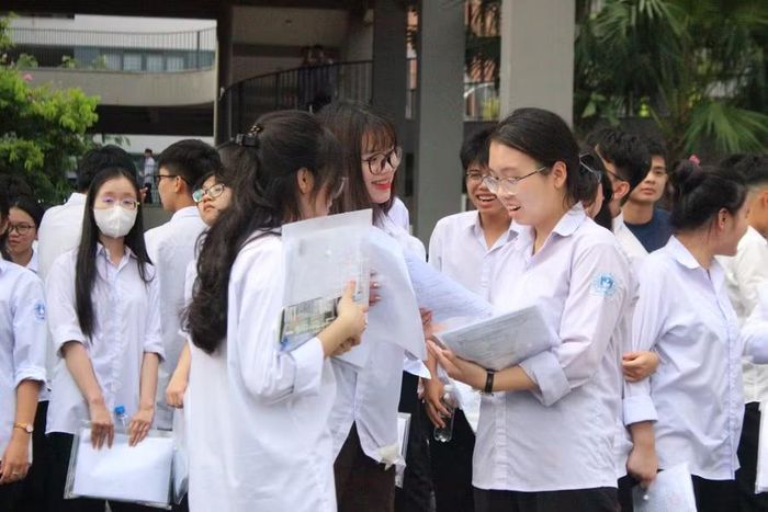 Thí sinh trao đổi kết quả sau khi hoàn thành thi môn Toán.