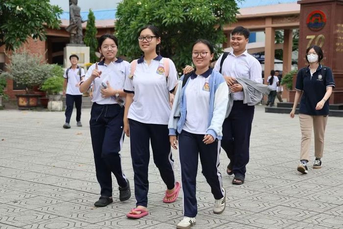 Nhóm học sinh vui vẻ sau khi hoàn thành môn Toán.