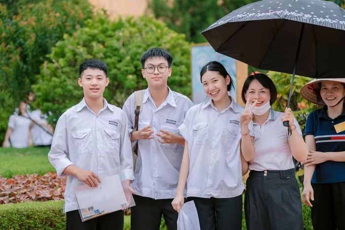 Thí sinh tại Điểm thi Trường THPT Tô Hiệu, xã Vĩnh Thịnh.