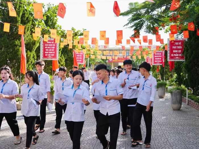 Sĩ tử Quảng Trị rời điểm thi trong tâm trạng vui vẻ, thoải mái.