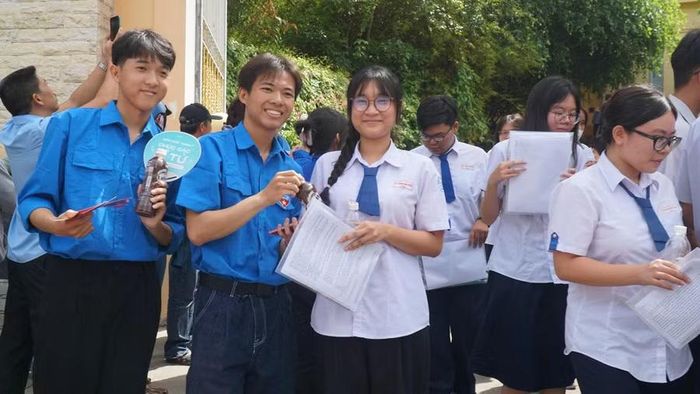 Thí sinh Cần Thơ rời trường thi sau khi hoàn thành bài thi Toán.