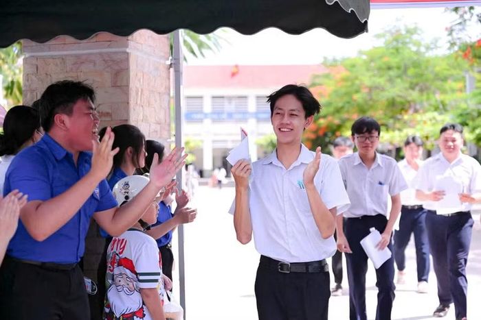 Nụ cười rạng rỡ của những thí sinh đầu tiên kết thúc bài thi môn Toán.