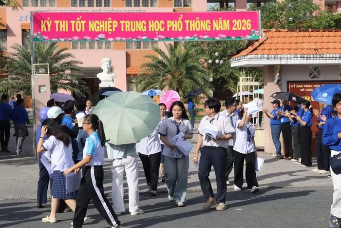 Thí sinh rời Điểm thi Trường THPT chuyên Nguyễn Đình Chiểu (xã Tân Dương, tỉnh Đồng Tháp) sau bài thi môn Toán.