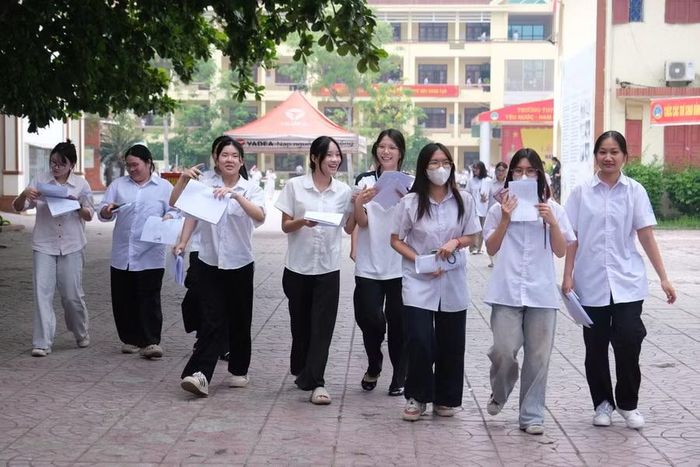 Thí sinh hân hoan tại Điểm thi sau bài thi môn Toán chiều 11/6.