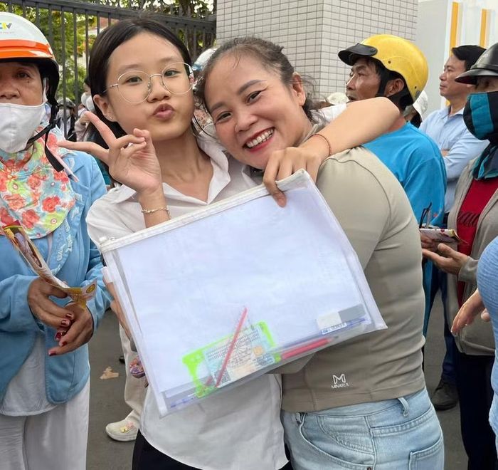 Em Ánh Minh vui mừng cùng mẹ sau ngày thi đầu tiên.