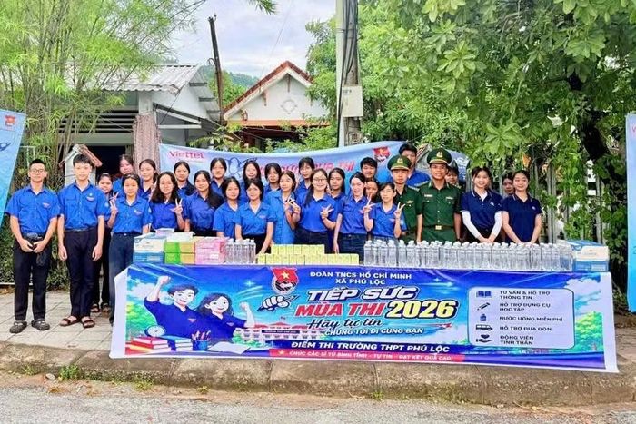 Chi đoàn Đồn Biên phòng Vinh Hiền cùng hỗ trợ thí sinh tại Điểm thi Trường THPT Phú Lộc.