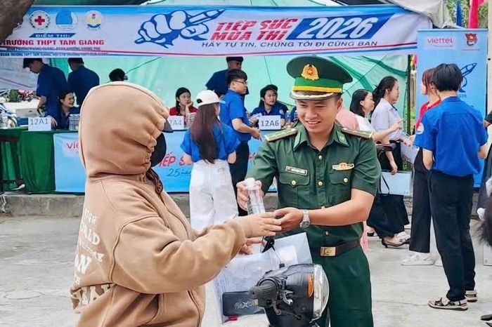 Chi đoàn Đồn biên phòng Phong Hải cấp phát nước uống cho thí sinh tham gia dự thi tại Trường THPT Tam Giang.