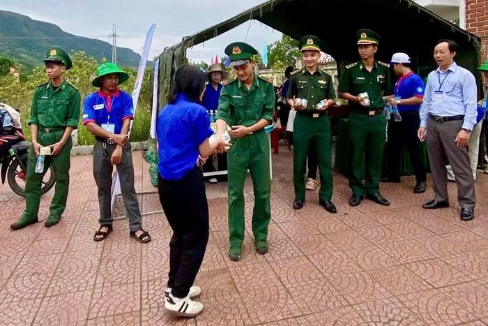 Chi đoàn Đồn Biên phòng cửa khẩu Hồng Vân hỗ trợ thí sinh.