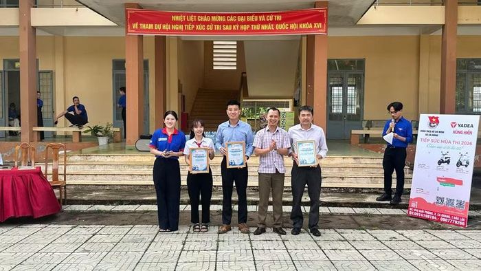 Phòng khám đa khoa Tân Phúc Ea H'Leo nhận thư cảm ơn từ chương trình. (Ảnh: ĐX)