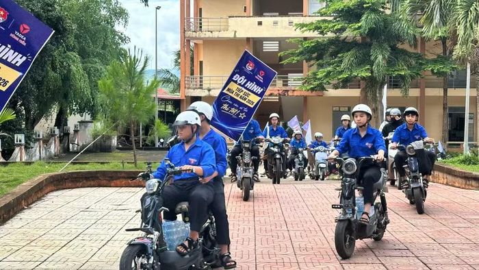 Đội hình tiếp sức mùa thi xã Ea Drăng ra quân hỗ trợ thí sinh. (Ảnh: ĐX)