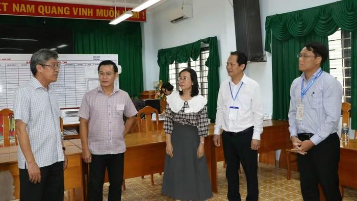 Phó Chủ tịch UBND tỉnh Lâm Đồng Nguyễn Minh kiểm tra tại Điểm thi Trường THPT Phan Chu Trinh (phường Phú Thủy).