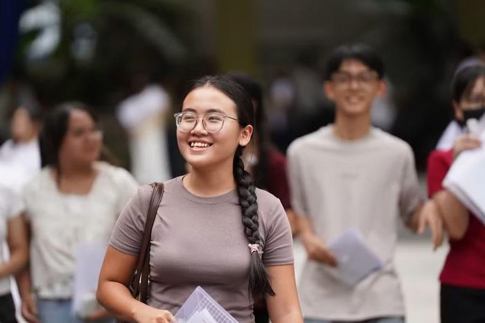 Thí sinh dự thi tại Điểm thi Trường THPT Trần Phú (phường Hải Châu, TP Đà Nẵng) tự tin với bài thi môn Ngữ văn.