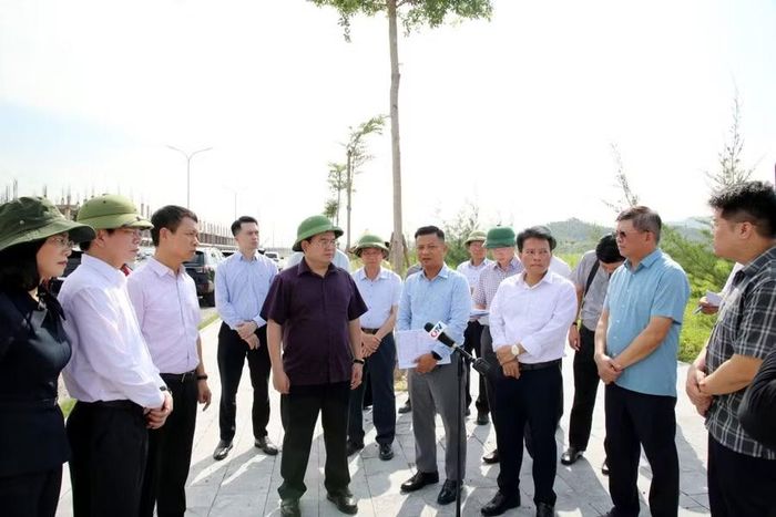 Bí thư Tỉnh ủy Quảng Ninh nghe lãnh đạo phường Cao Xanh báo cáo tiến độ Dự án đầu tư hạ tầng đô thị của Công ty CP Tập đoàn FLC.