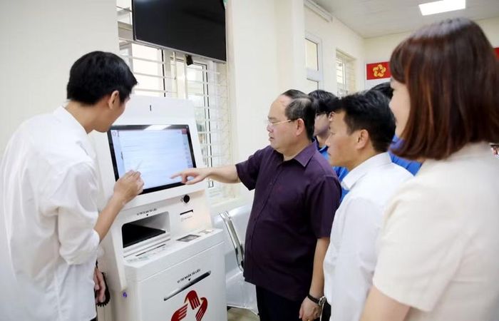 Bí thư Tỉnh ủy Quảng Ninh kiểm tra tại Trung tâm Phục vụ Hành chính công phường Cao Xanh.